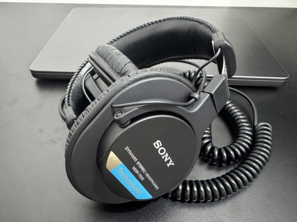 「映像編集用に選んだSONY MDR-7506モニターヘッドホンの外観。カールコード仕様」