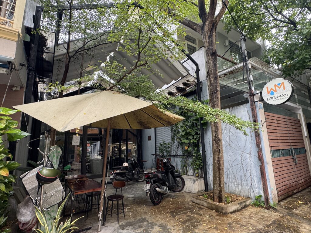 BREWMAN Café exterior view in Da Nang's alley