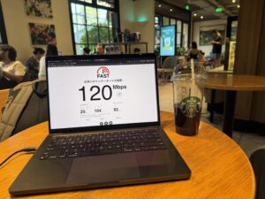 Fast.comで測定した120Mbpsのインターネット速度結果。映像編集や動画アップロードにも対応できるWi-Fi環境の一例