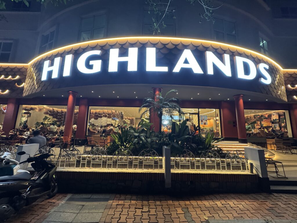 Highlands Coffee ドラゴン橋近くの外観（夜）