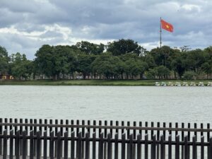 カフェのテラス席から見える王宮のベトナム国旗（フエ）