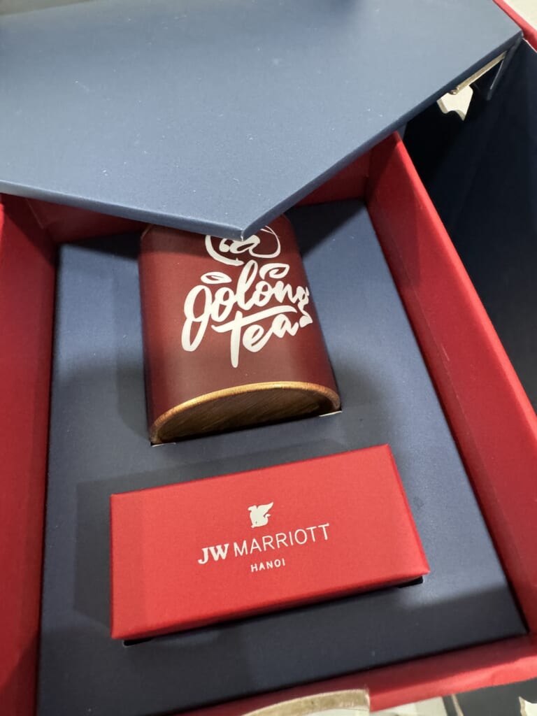 Golden Tea and JW Marriott Hanoi gift box inside the mooncake set